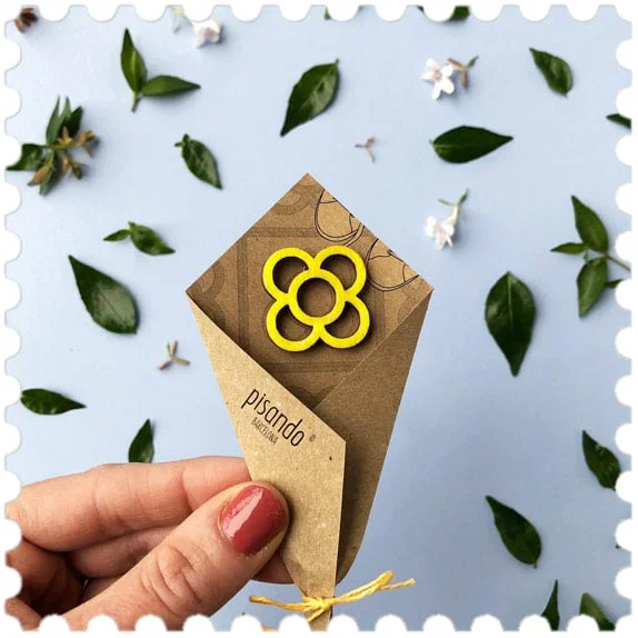 Pin de madera Flor de Barcelona amarillo