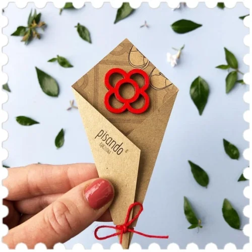 Pin de madera Flor de Barcelona rojo